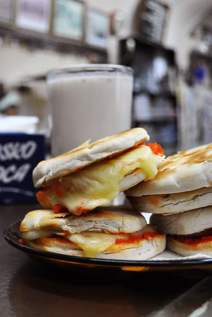 choriqueso y leche con plátano
